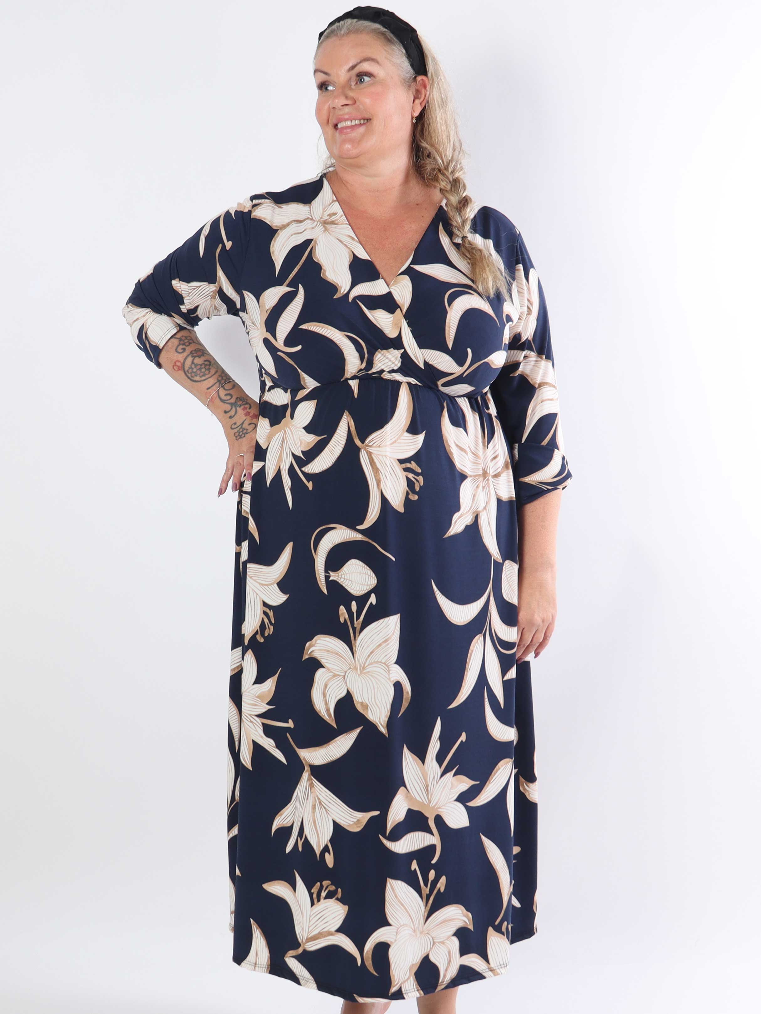 Nelly Flower - Elastisk plus size kjole med liljer på